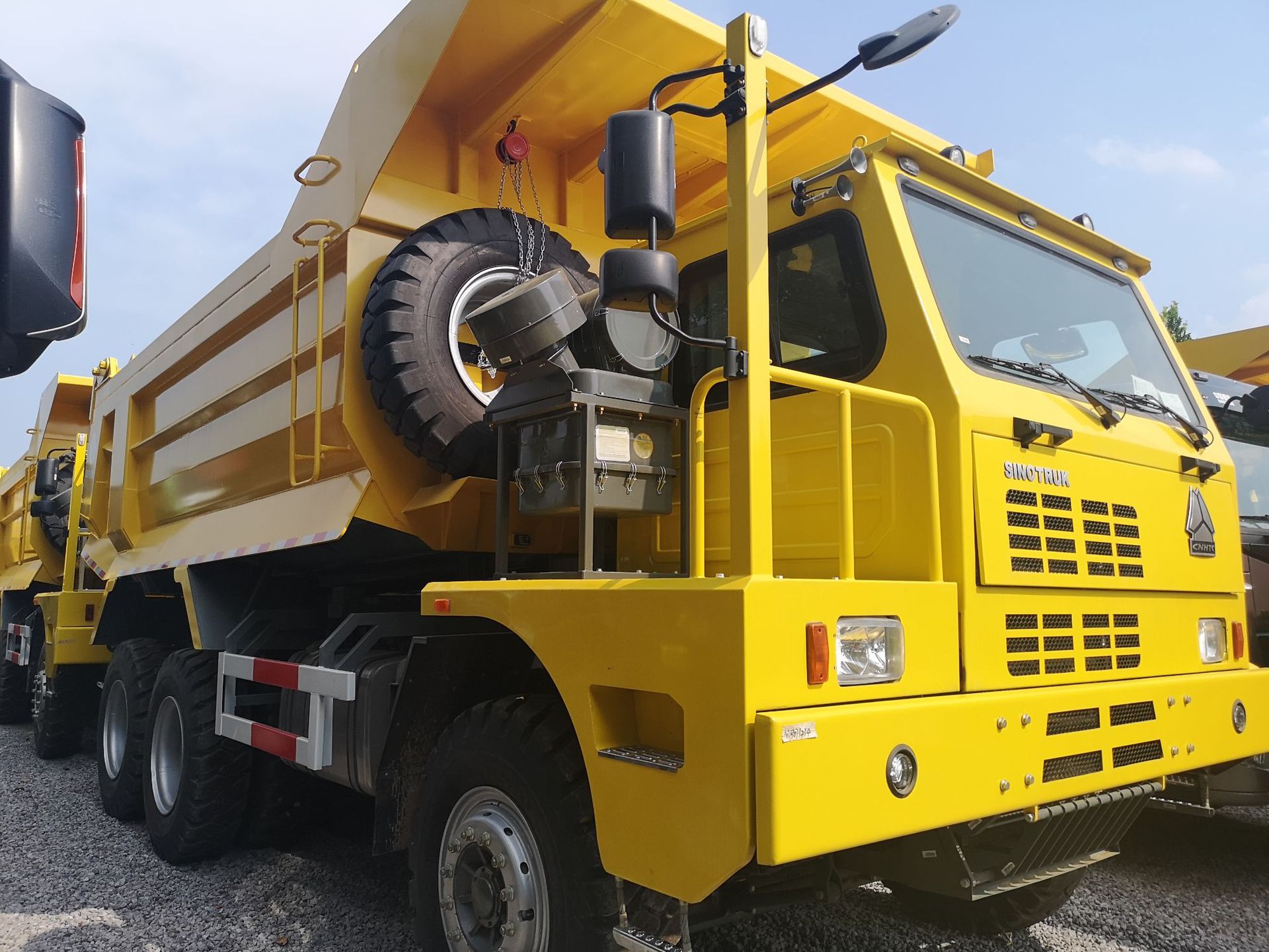 中国重汽420马力70矿山车可出口现车