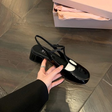现货秒发!苏茵茵同款鞋miumiu家方头丁字扣粗跟包头后空凉鞋女夏