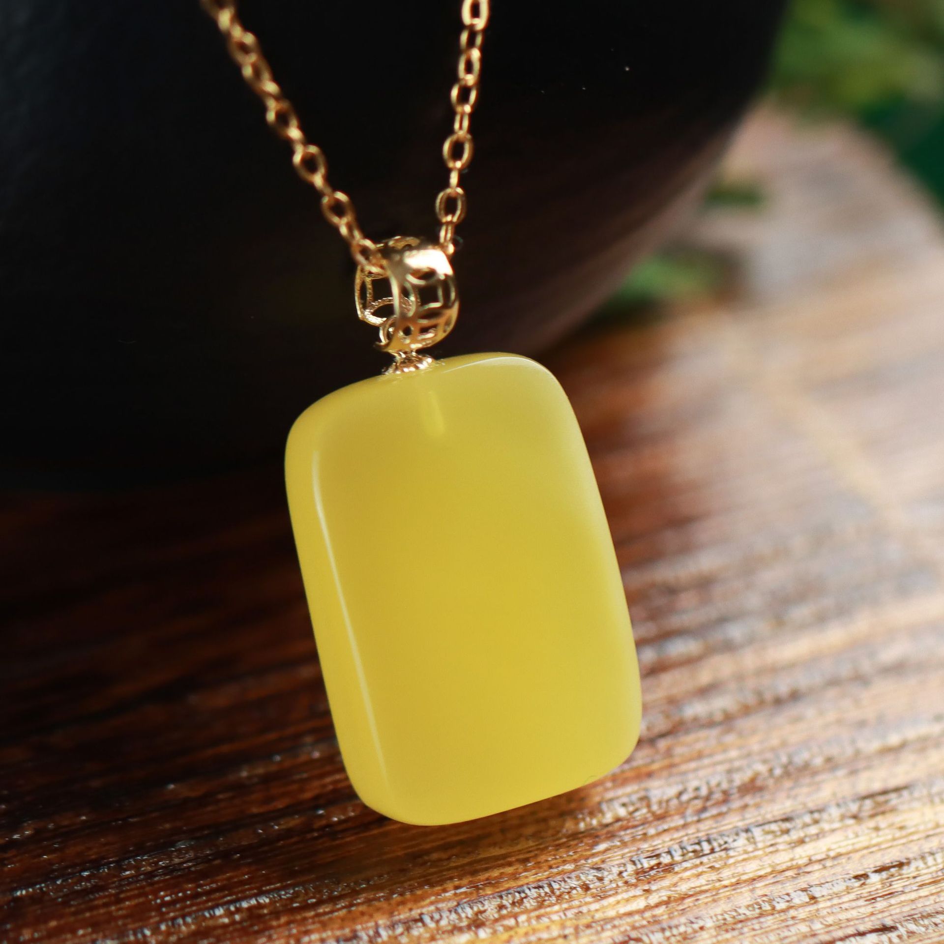 蔓时光18k金扣头镶嵌蜜蜡琥珀无事牌国风简约气质男女款吊坠工厂