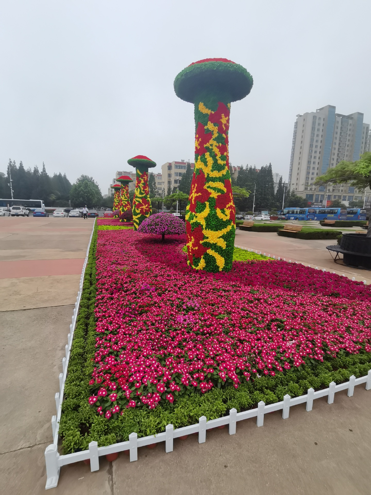 绿雕工艺品户外立体花坛造型仿真绿雕花柱景观雕塑绢花造型定制