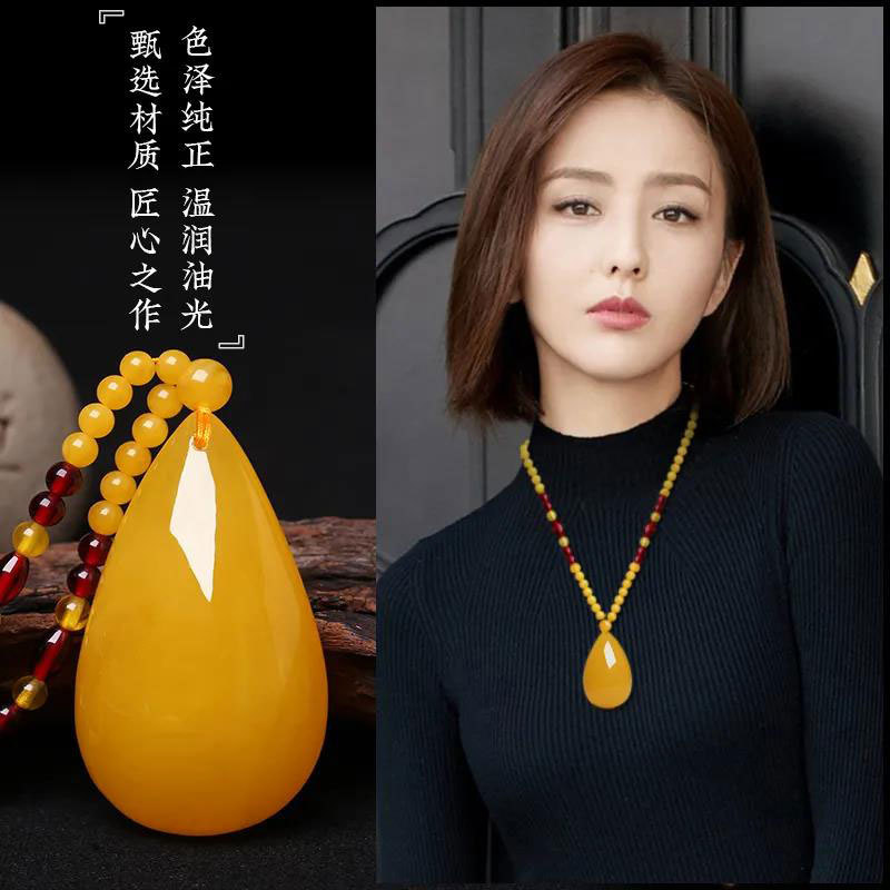 蜜蜡无事牌水滴形时尚吊坠鸡油黄项链毛衣链琥珀男女款百搭挂坠