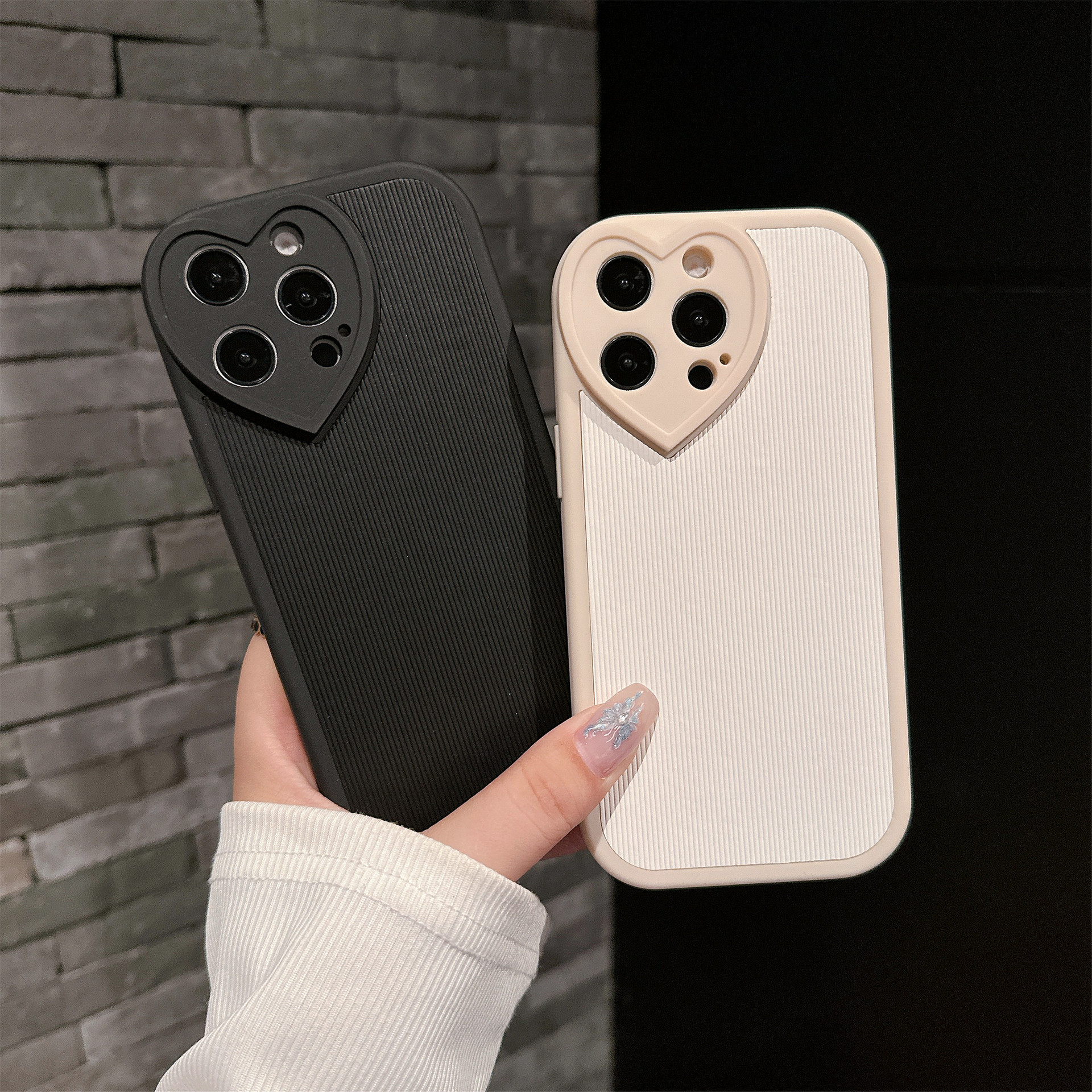 适用iphone15爱心镜头手机壳14 13 12promax纯色竖纹贴皮精孔软壳