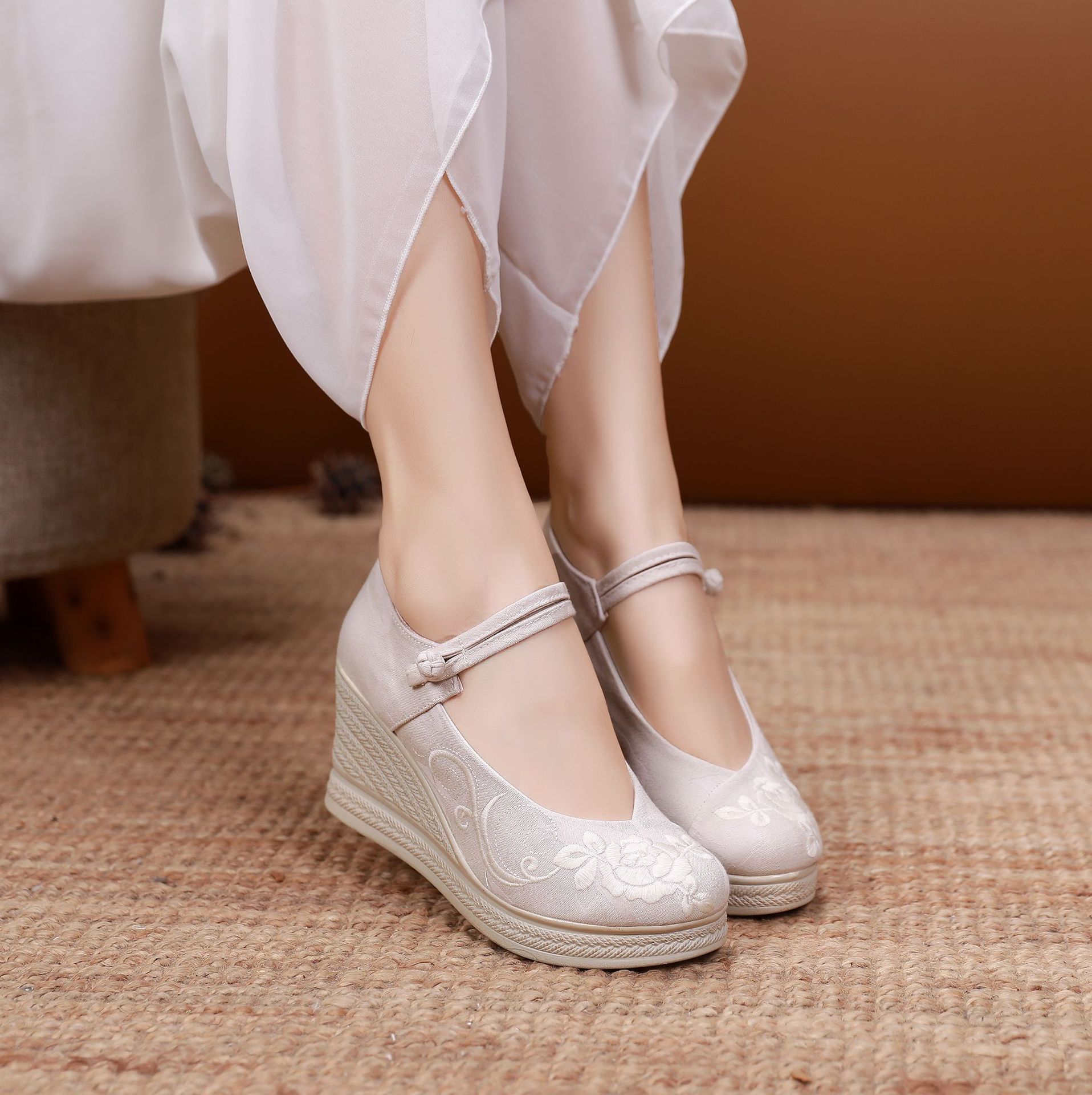 春款老北京高跟刺绣古装民族风绣花鞋增高古风鞋女汉服鞋坡跟单鞋