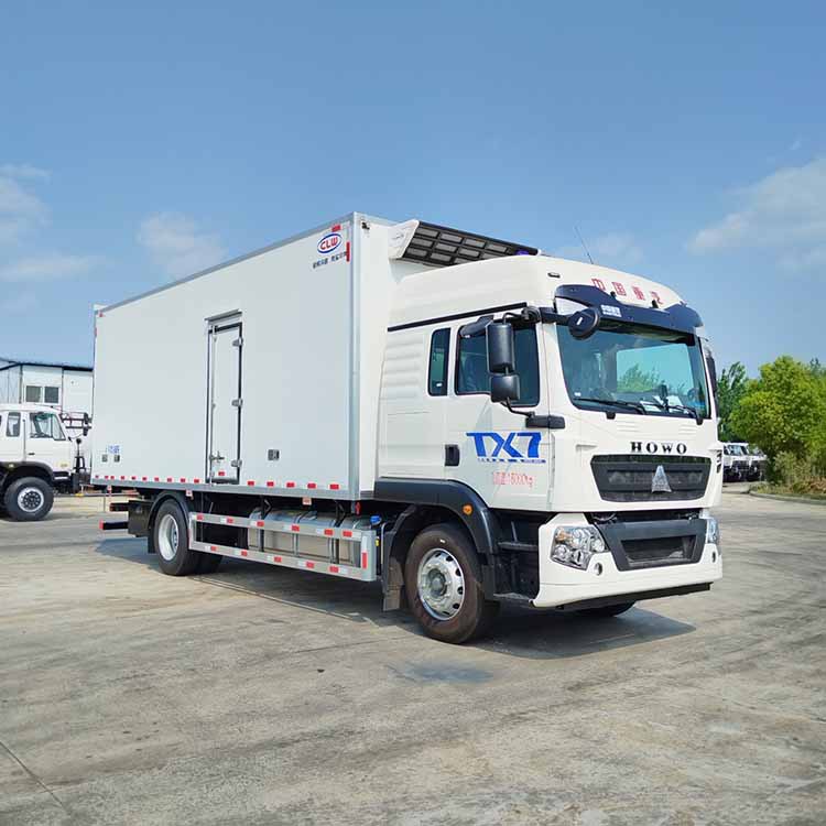 howo小三轴冷藏车 7米8前四后四厢式冷链货车 国六冷鲜车价格