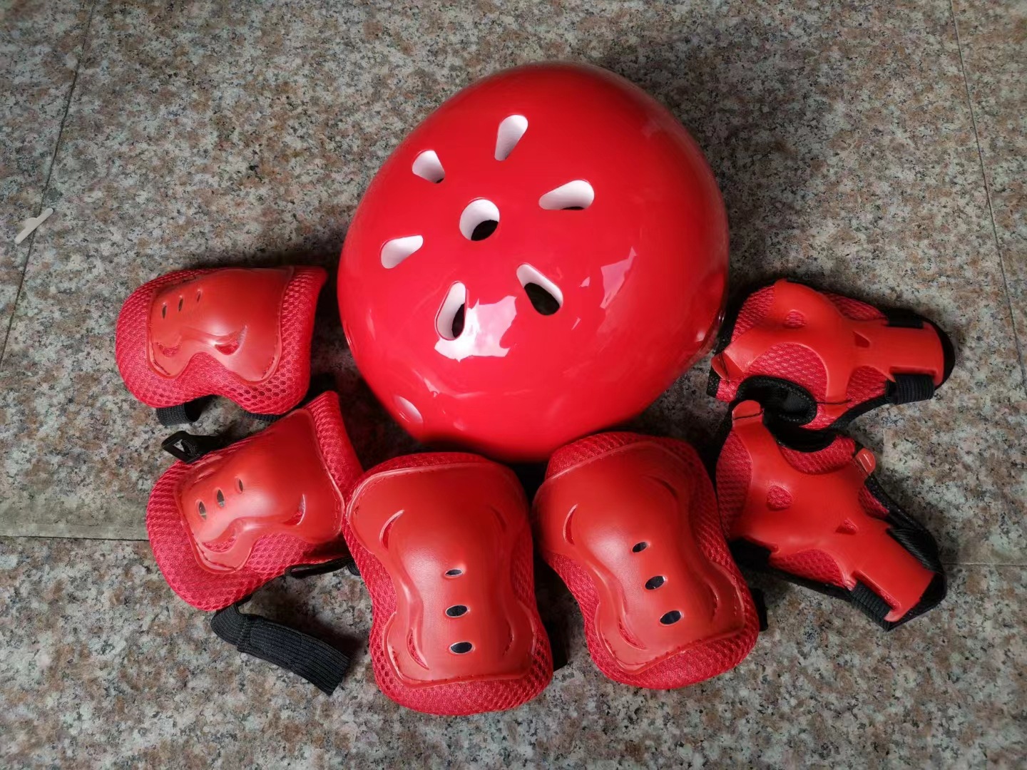 儿童骑行头盔护具7件套梅花盔小蝴蝶护具运动防护护肘护手护膝