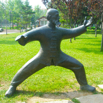 打太极人物铸铜雕塑定制体育运动景观园林全民运动健身主题铜雕像