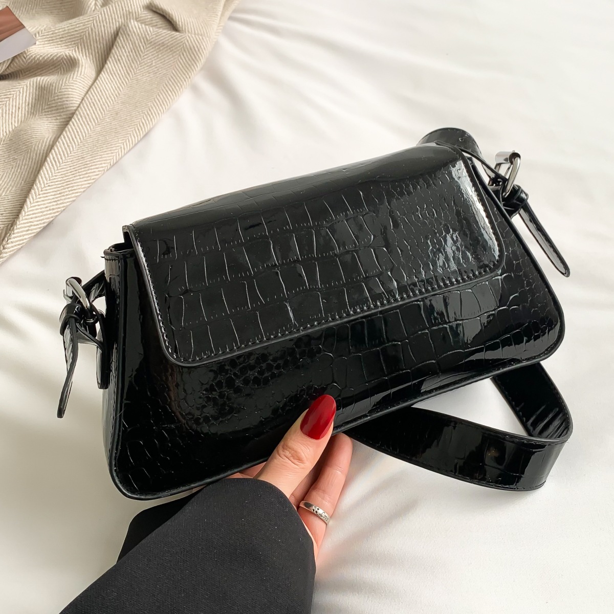 Cross-Border Women's Bag 2022 New Niche Baguette Underarm Bags High Sense Versatile Handheld Shoulder Doudou Bag Women's Bag