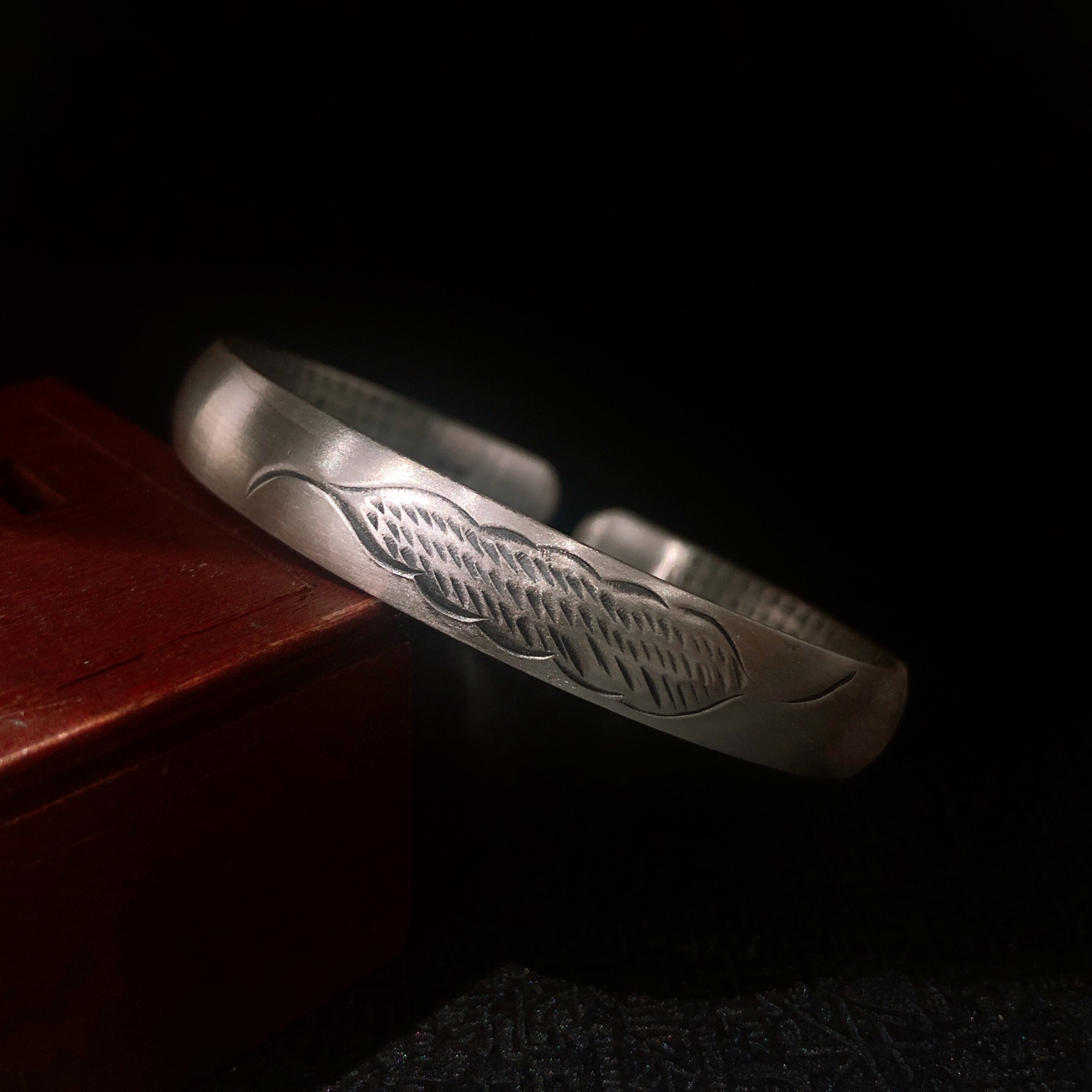 福氏足银999复古做旧手雕篆刻叶子般若波罗蜜多心经对口纯银手镯