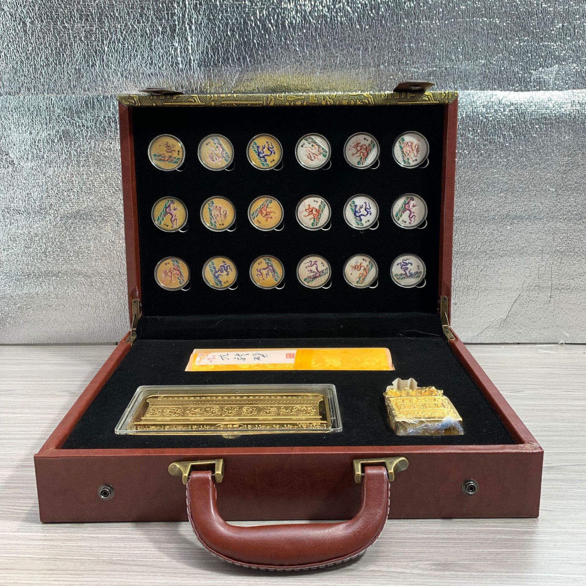 新品国宝九龙壁龙玺章纪念珍藏版18枚彩银纪念章金砖套装一件代发