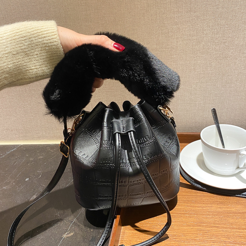 2021 Autumn and Winter New Online Red Western Style Shoulder Bag Popular Small Bag Female Plush Portable Personality Textured Bucket Bag