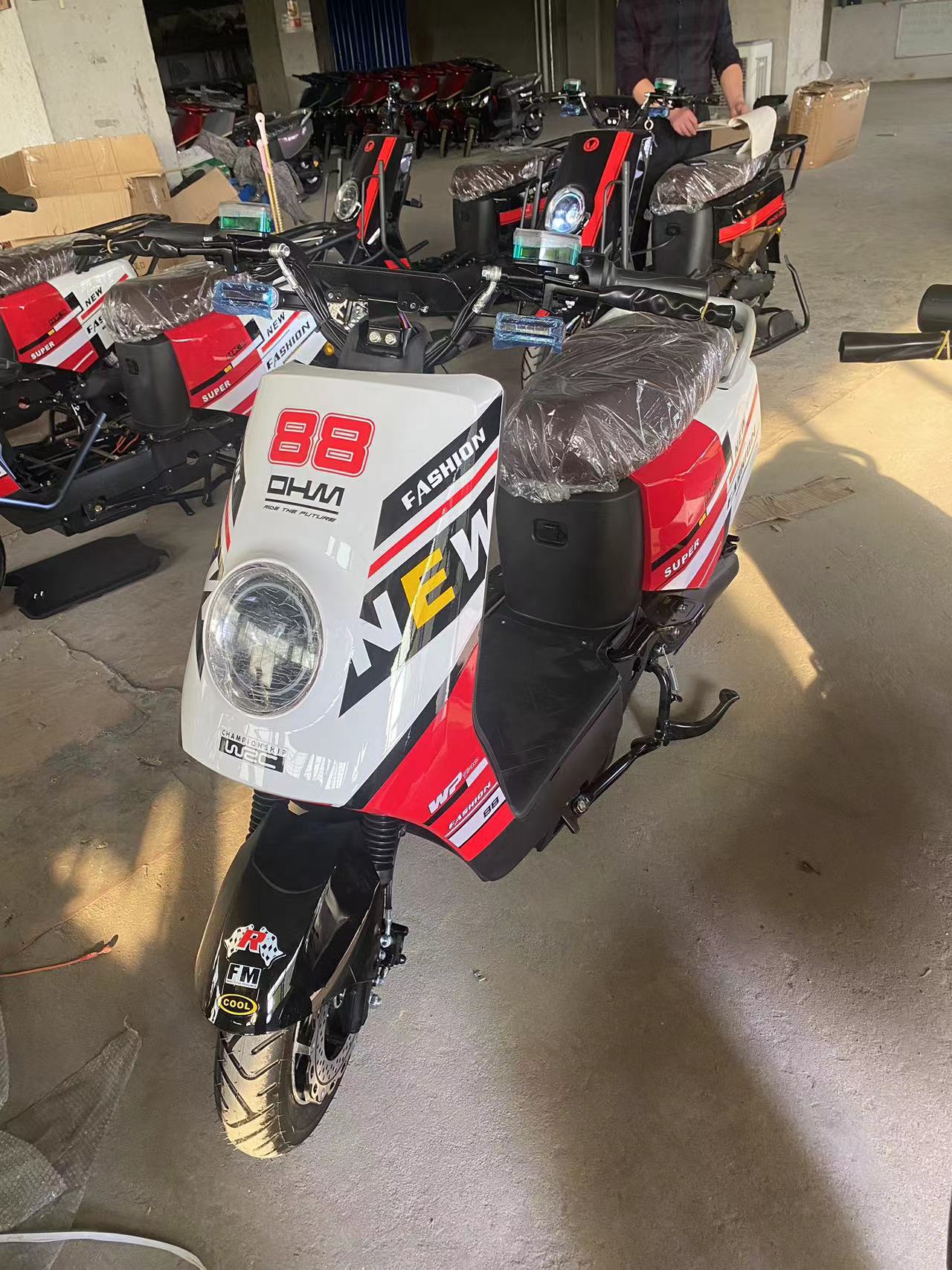 跨境出口新款大牛电摩外卖高速锂电电动车高性能长跑王电动摩托车