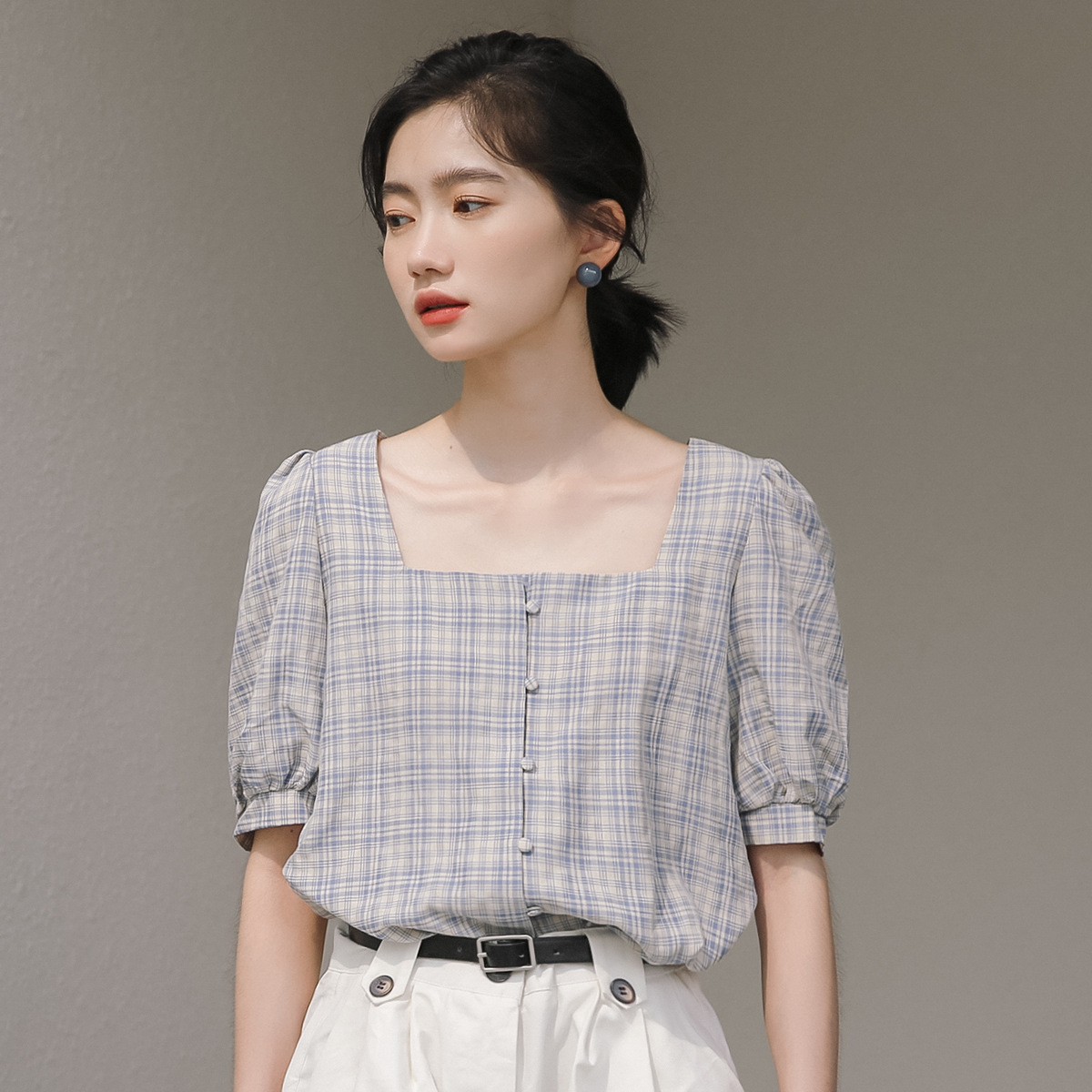 2022夏季温柔系穿搭上衣设计感女小众法式方领泡泡袖格子短款衬衫