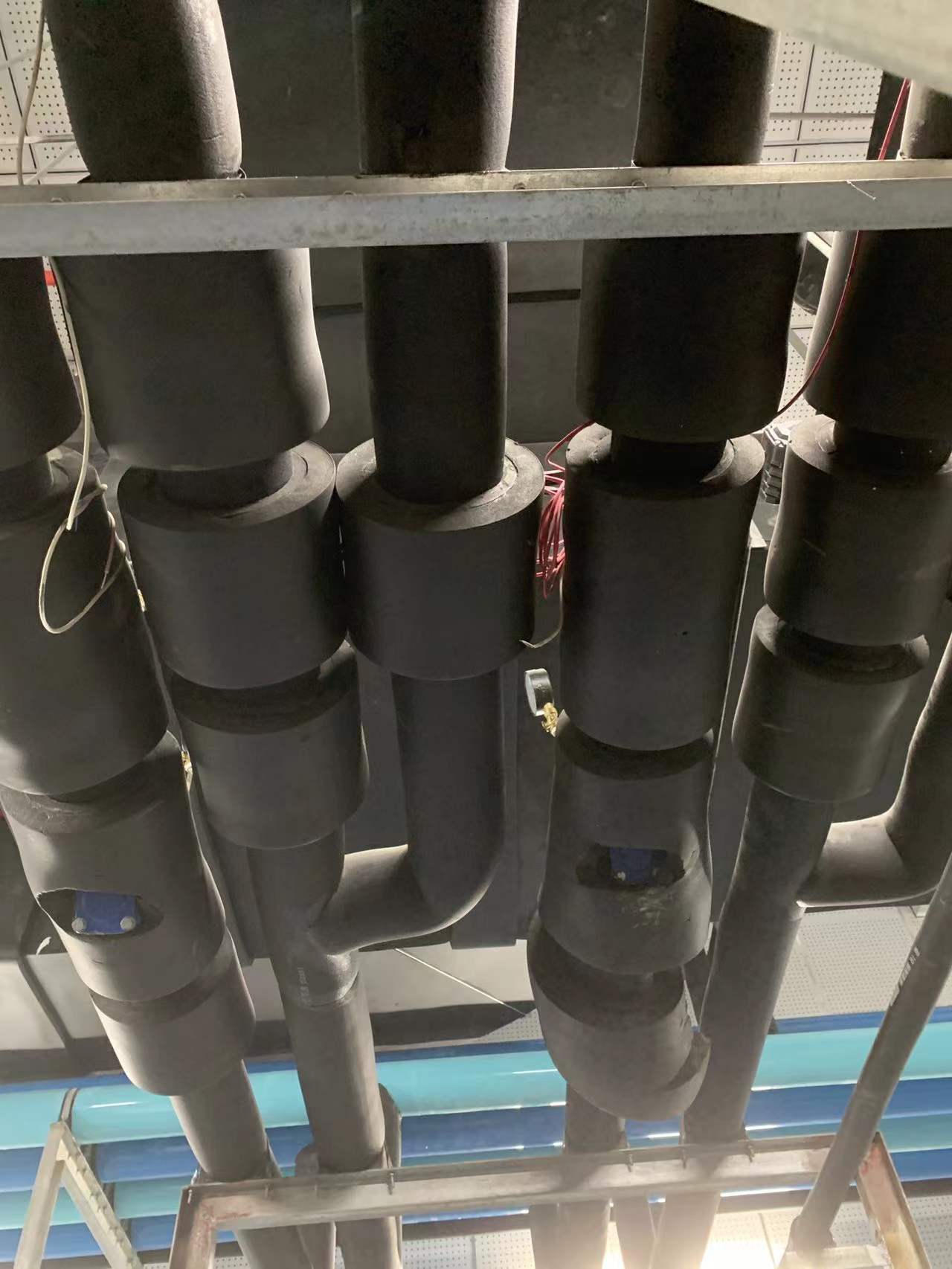 消防水管防冻保温棉橡塑铁皮保温泵房蒸汽管道保温施工虾米腰弯头