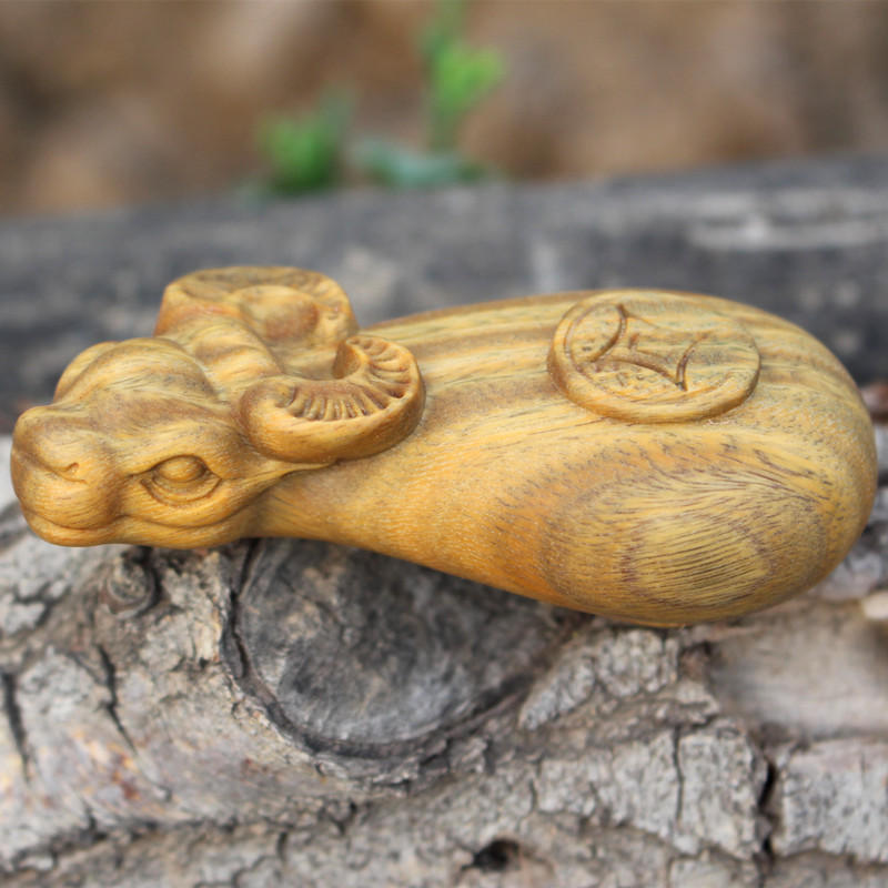 檀木牛手把件吊坠木质绿檀生肖牛文玩工艺品小牛香味绿檀牛配饰