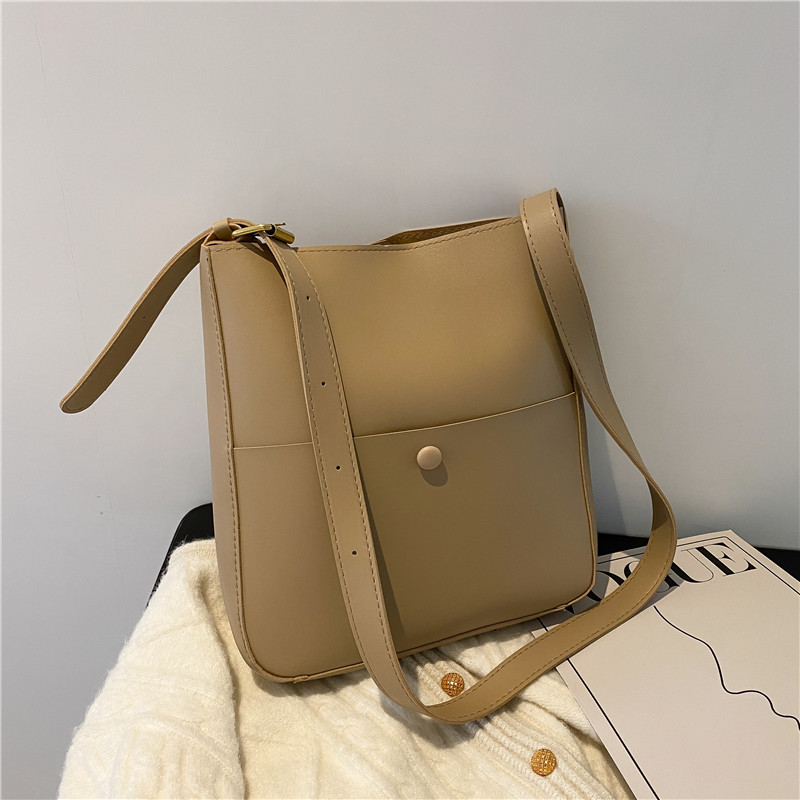 Retro Large Capacity Bag for Women Summer 2021 New Fashion Underarm Bag Simple Textured Bucket Bag Messenger Bag