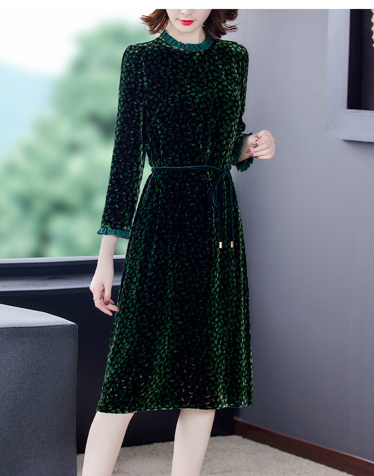 金丝绒连衣裙女2021秋冬新款法式复古优雅气质木耳边立领中长款裙