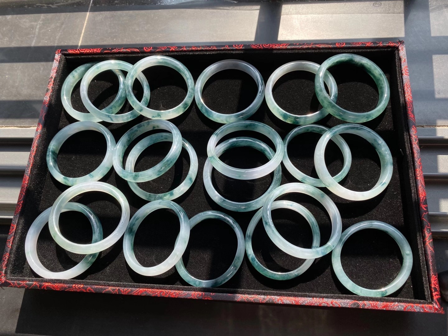 三色翡翠手镯一手走零售批发一手货源厂价平洲玉器街手环