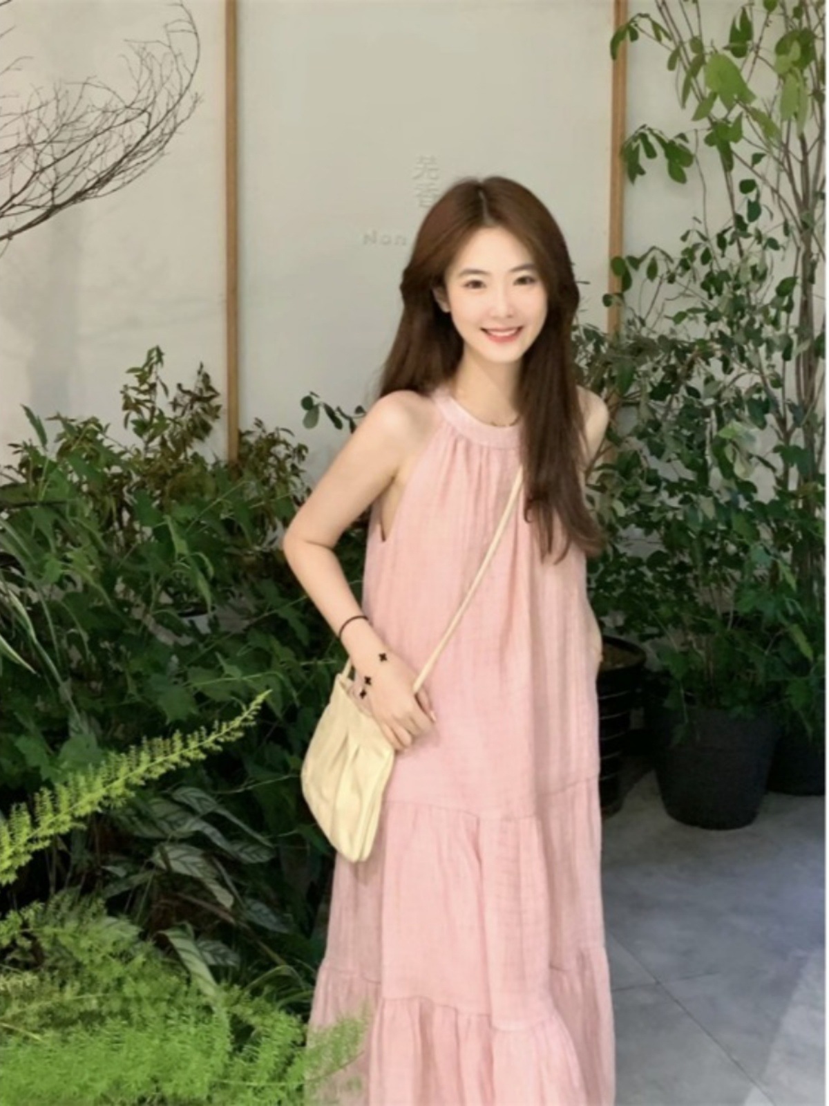 海边度假无袖挂脖连衣裙女夏季2024新款宽松显瘦粉色温柔极简长裙