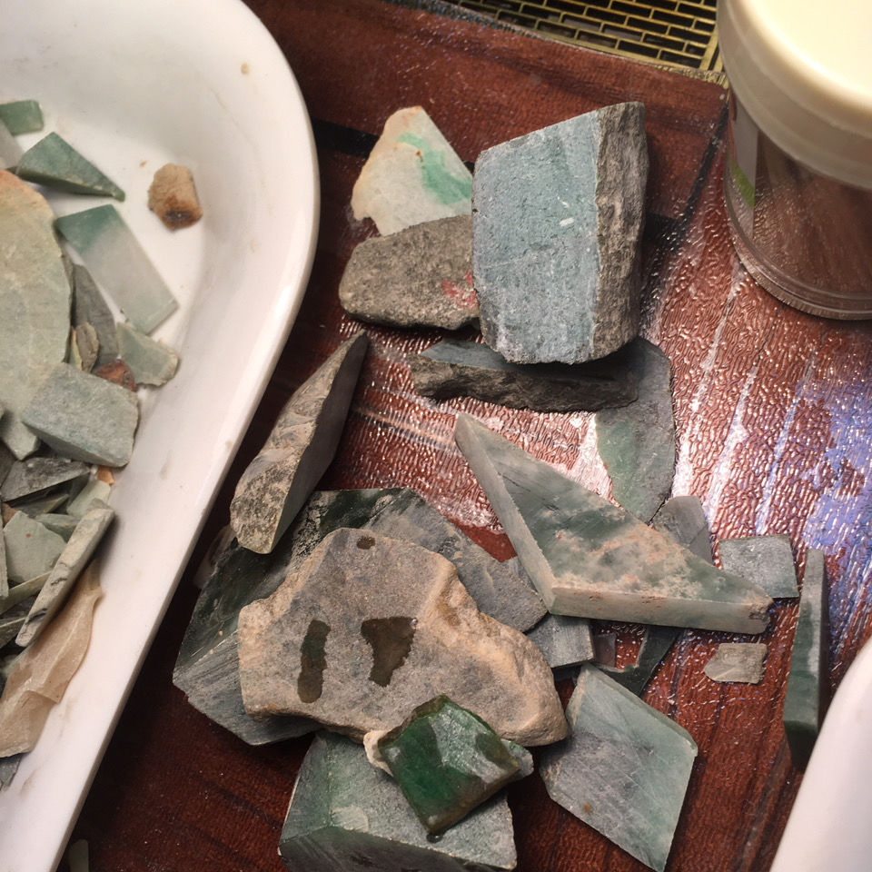 缅甸a翡翠原石公斤料毛料边角料手镯刀下料