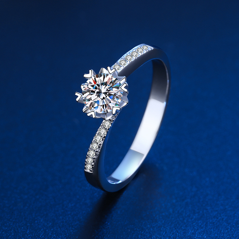 雪花扭臂带钻戒s925银一克拉莫桑石戒指女闭口pt950外贸礼品批发