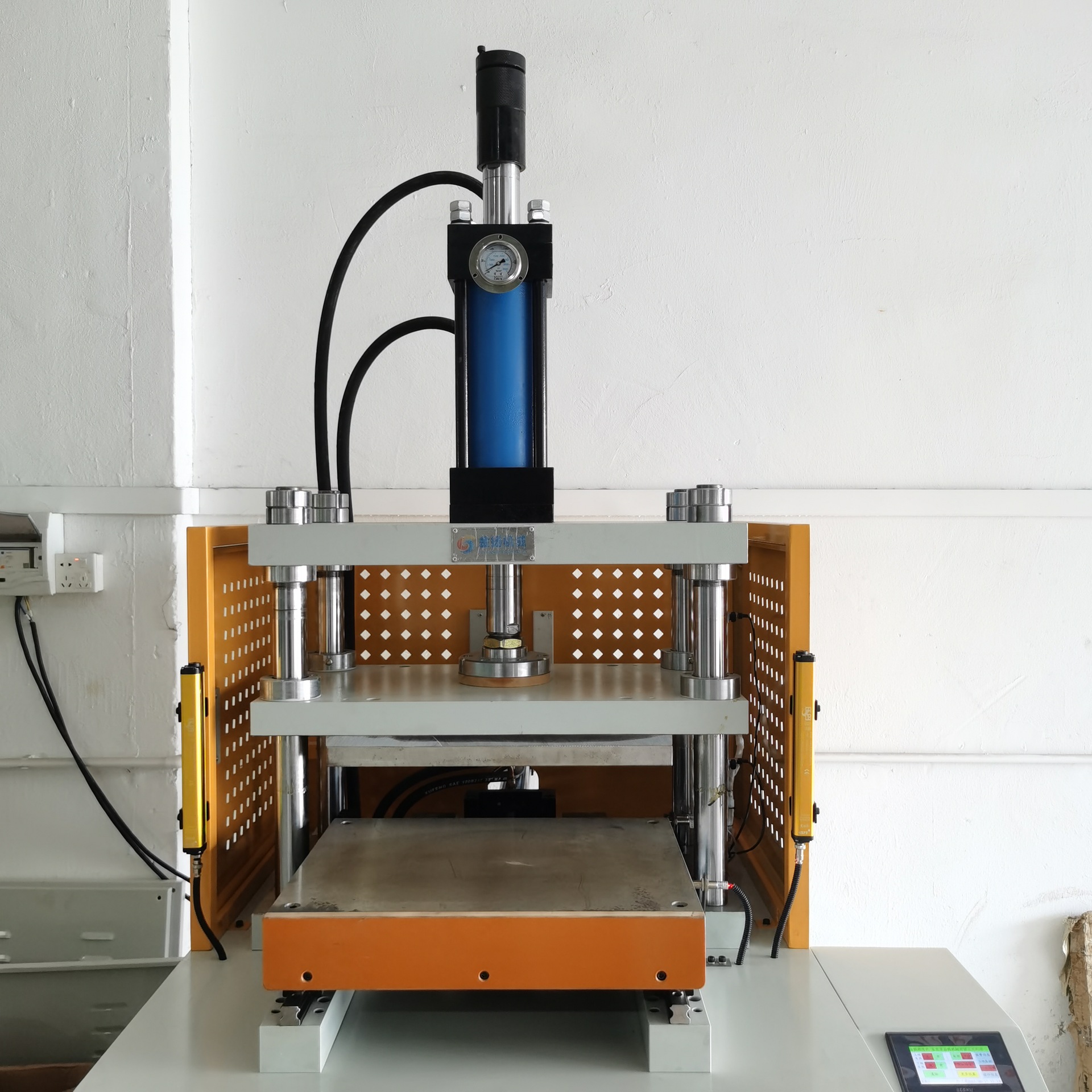 东莞产销1t10吨20吨数控滑台热压机滑动工作台液压机实验室油压机