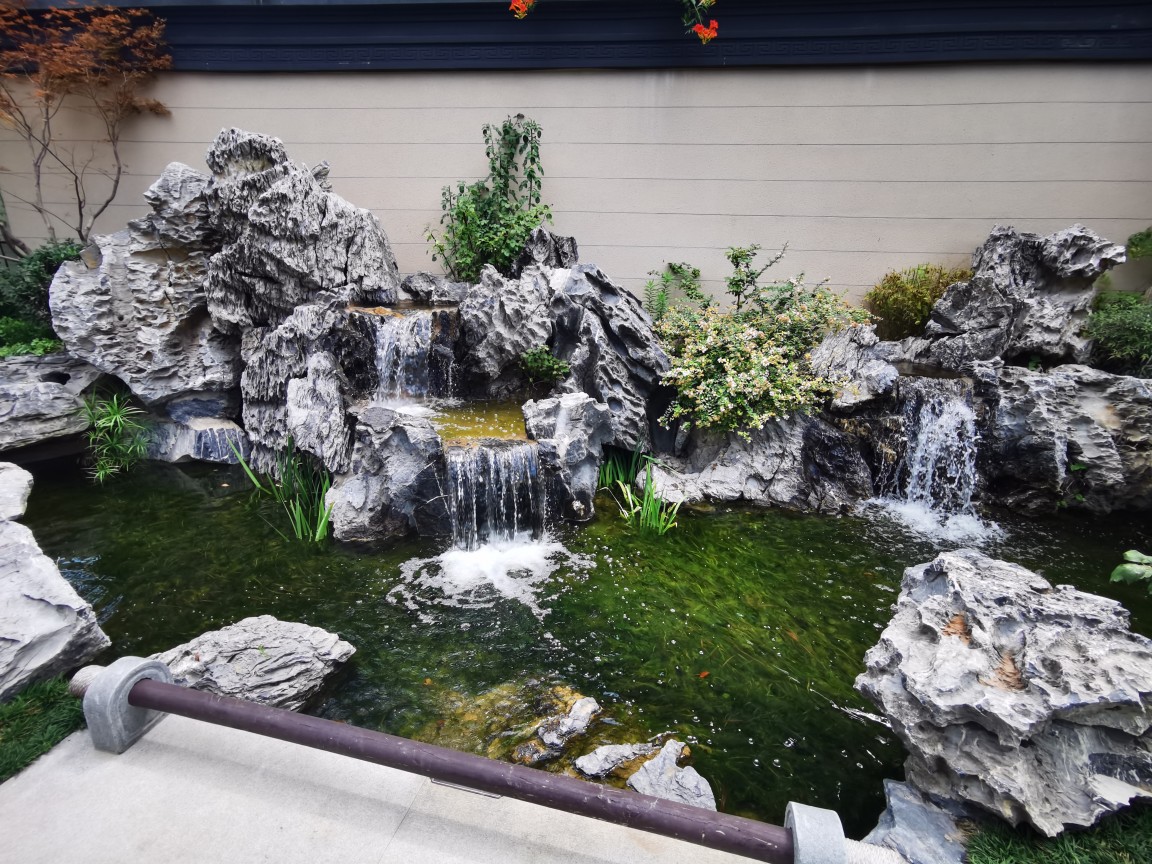 别墅区楼盘售楼部园林景观假山英石太湖石假山流水驳岸石摆放施工