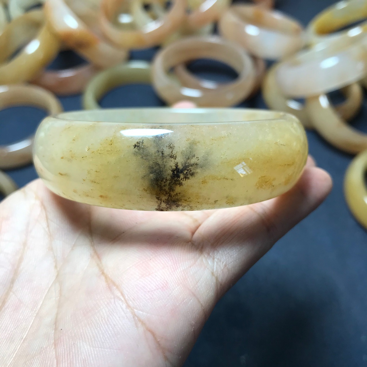 天然原色金丝玉戈壁料手镯冰润草花金丝玉手镯俏色起金沙货源直供