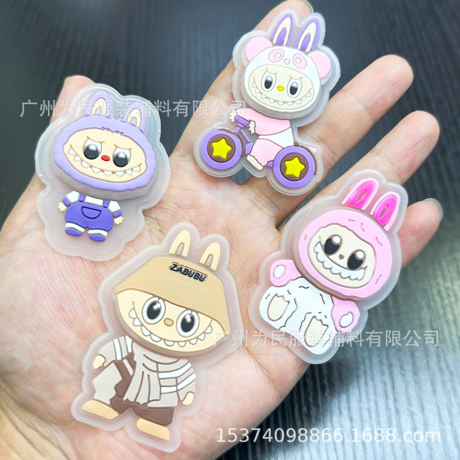 趋势新品儿童爆款甜美百搭拉布布卡通滴塑软胶章跳灯灯壳新奇标牌