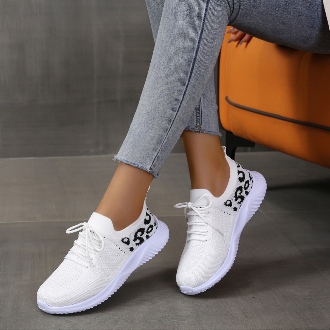2024大码女休闲运动单鞋新款豹纹圆头系带平底舒适网面女式鞋