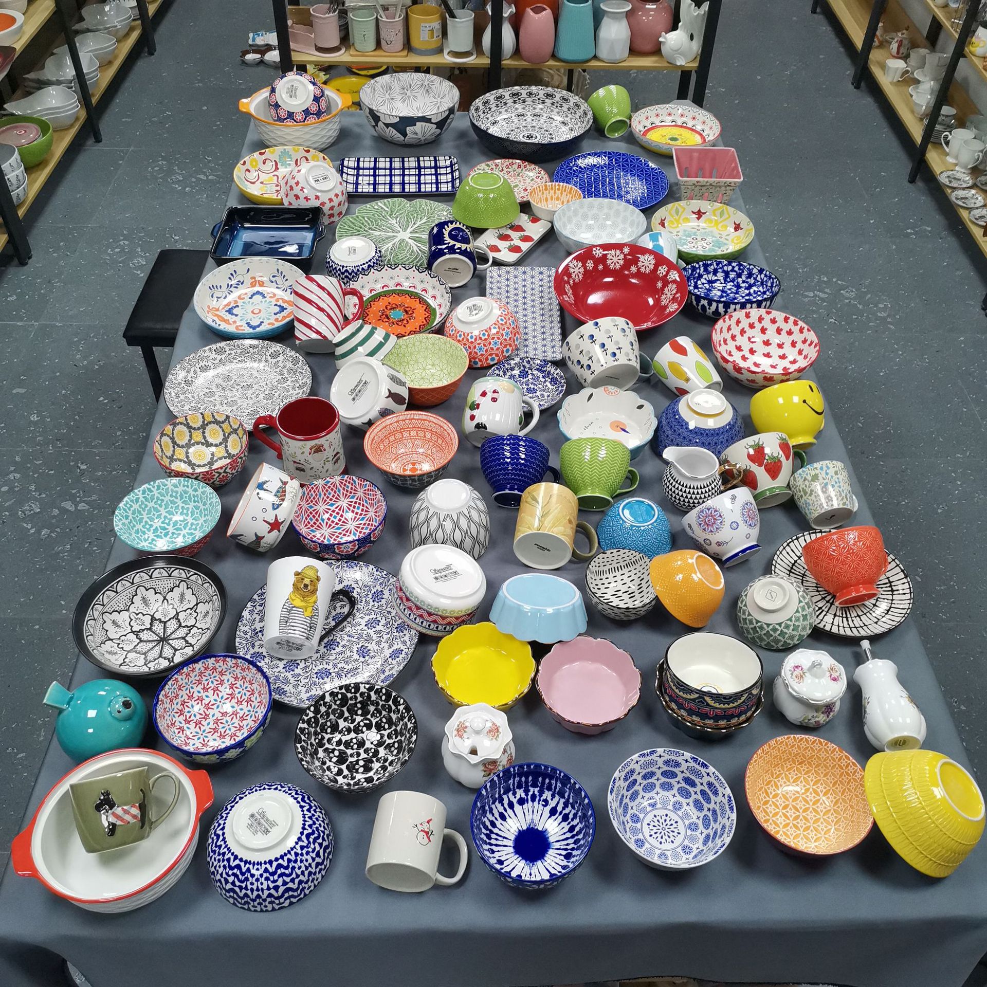 外贸地摊陶瓷杂货民族风餐具手绘浮雕盘碗杯碟日用套装瓷器批发