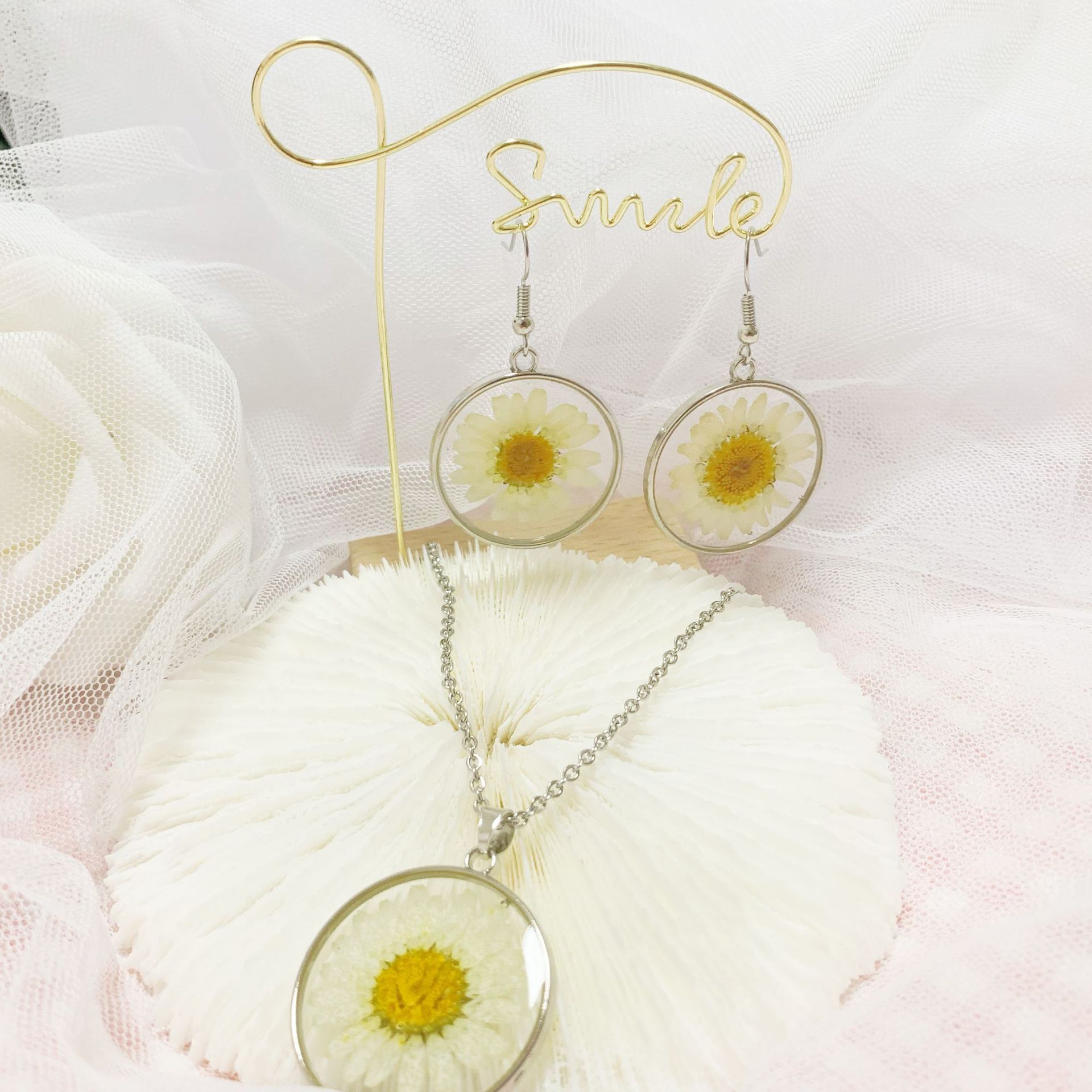 简约百搭纯手工滴胶白晶菊真花圆形合金饰品吊坠干花项链耳环套装