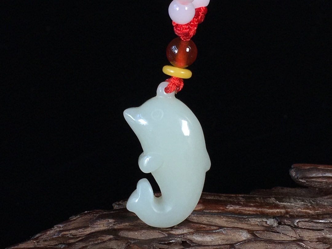 和田玉吊坠新疆白玉卡通海豚挂件男女玉石项链海豚吉祥物玉坠