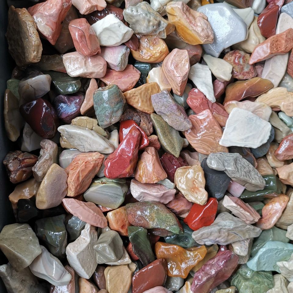 阿拉善彩玉原石一斤做小挂件,小吊坠等小件挺合适