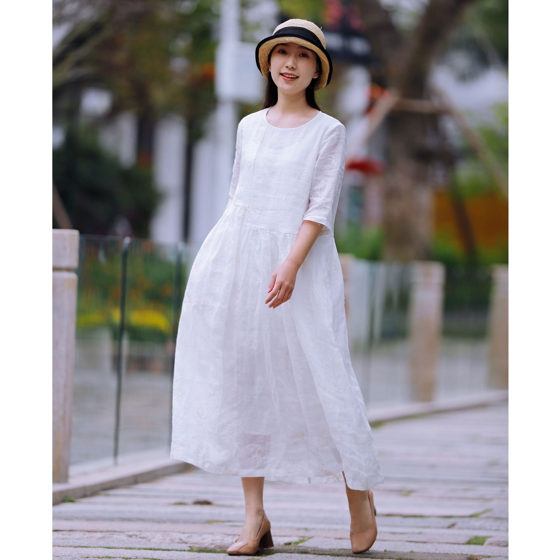 精致刺绣苎麻连衣裙女22春夏新款白色圆领中袖长款棉麻大摆裙代发
