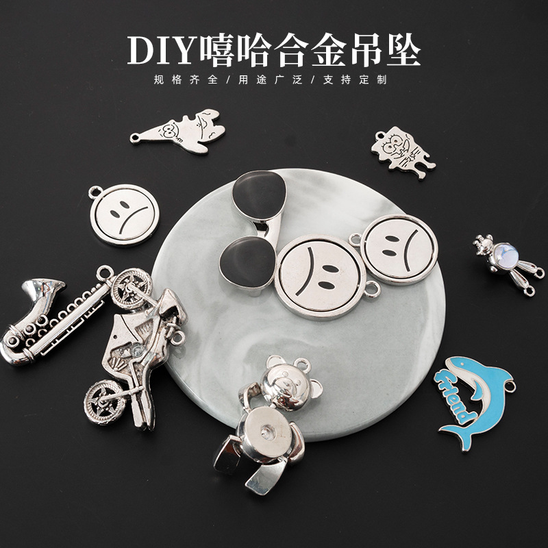 DIY 墨镜笑脸吊坠项链女款小众个性潮流情侣百搭合金锁骨链新款