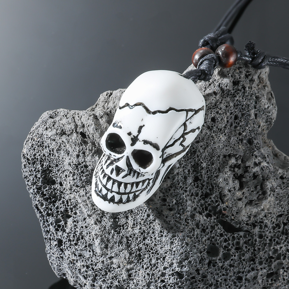 潮流新款树脂项链男夸张风复古暗黑饰品万圣节骷髅头项饰地摊批发