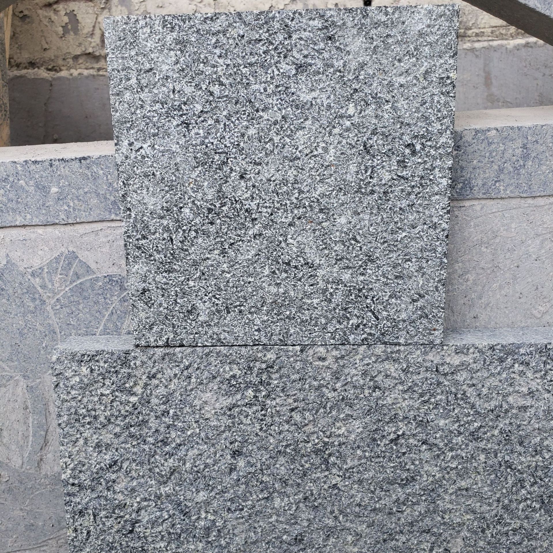 山西芝麻黑 芝麻黑荔枝面火烧板 万年青 绿豆青墙面干挂 公园建设