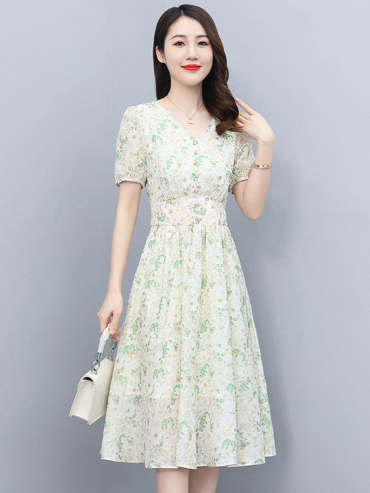 碎花雪纺连衣裙女夏2022年新款气质洋气显瘦清新今年流行妈妈裙子