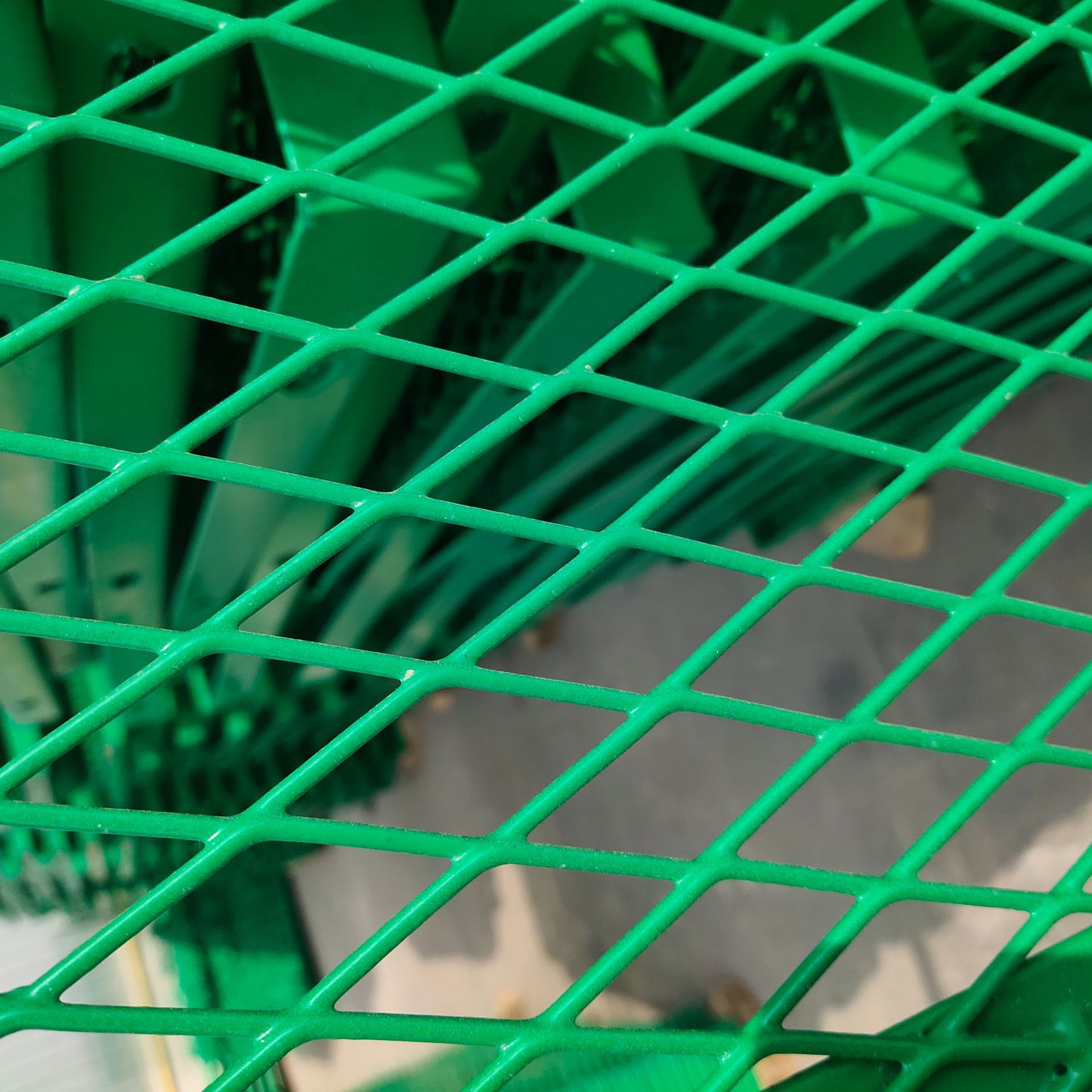 高速公路防眩网菱形钢板网护栏浸塑镀锌监狱防爬防护网厂家批发