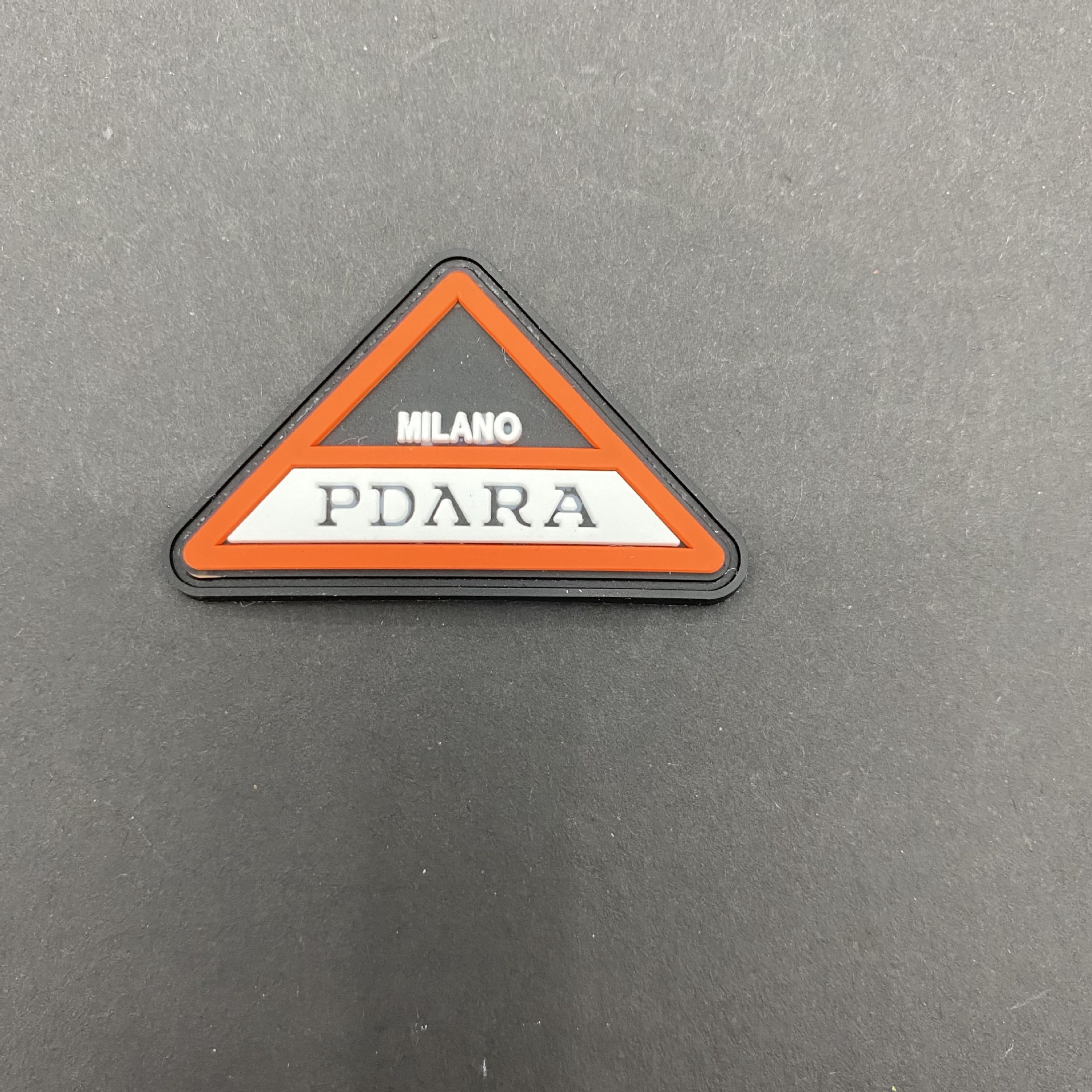 prad立体三角pvc软胶标鞋服箱包帽子软标彩色橡胶logo软胶滴塑标