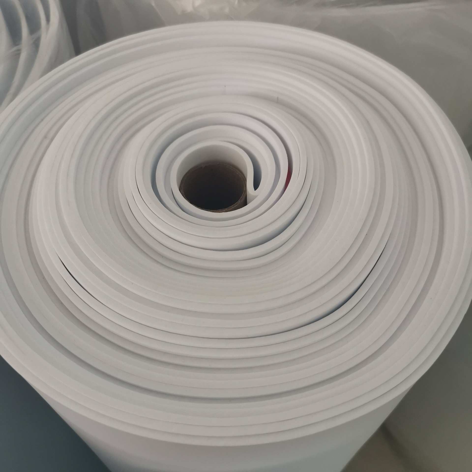 38度黑色eva泡棉4mm厚单面带胶eva泡棉卷 背胶eva卷材泡棉垫内衬