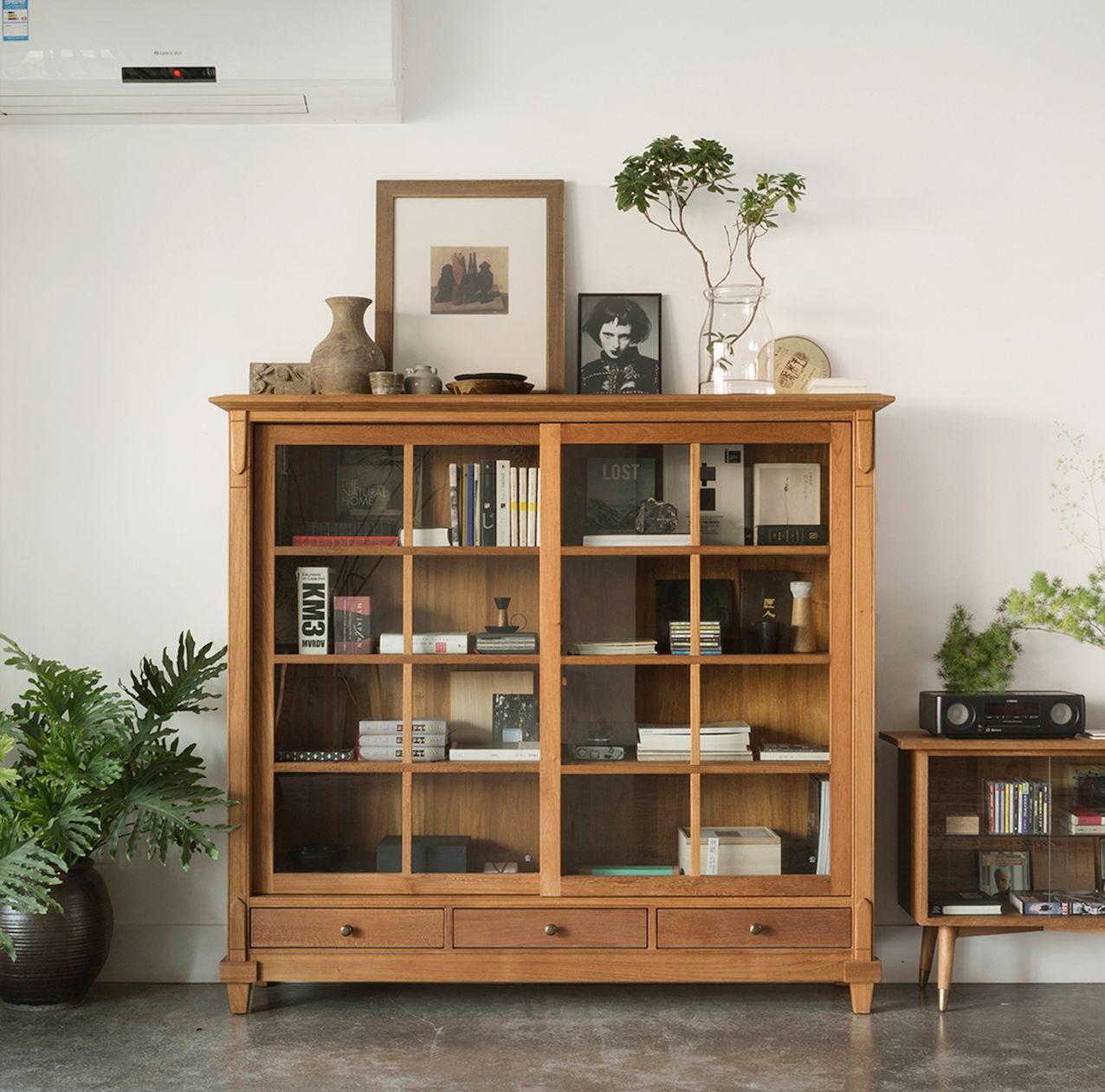 现货北欧简约橡木酒柜餐边柜推拉玻璃门置物架展示柜日式实木书柜