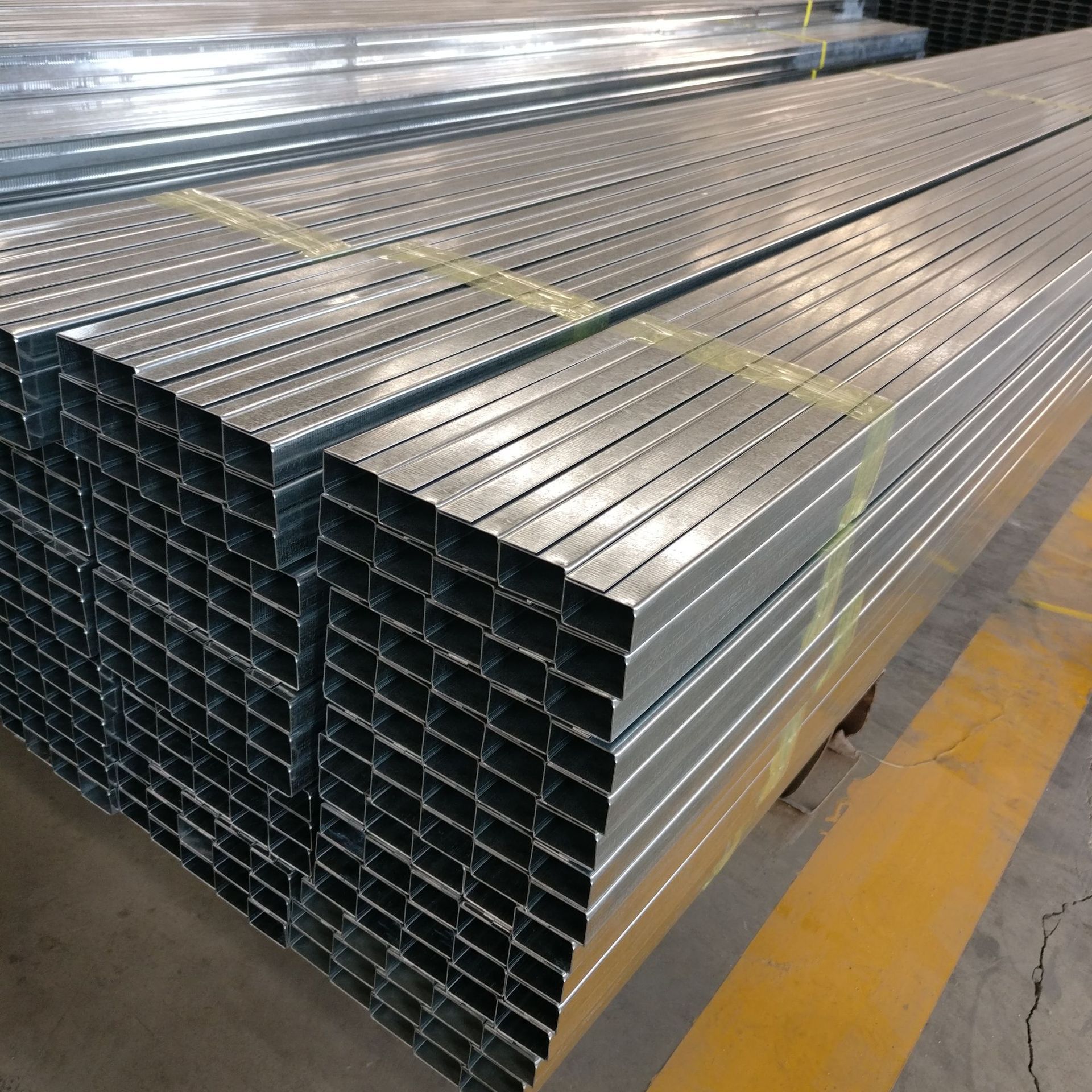 厂家直供t型烤漆龙骨轻钢龙骨 吊顶石膏板 建材隔墙龙骨吊顶辅料