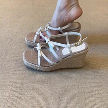 羊皮版~2025新款小个子草编坡跟复古双蝴蝶结细带时尚露趾凉鞋女