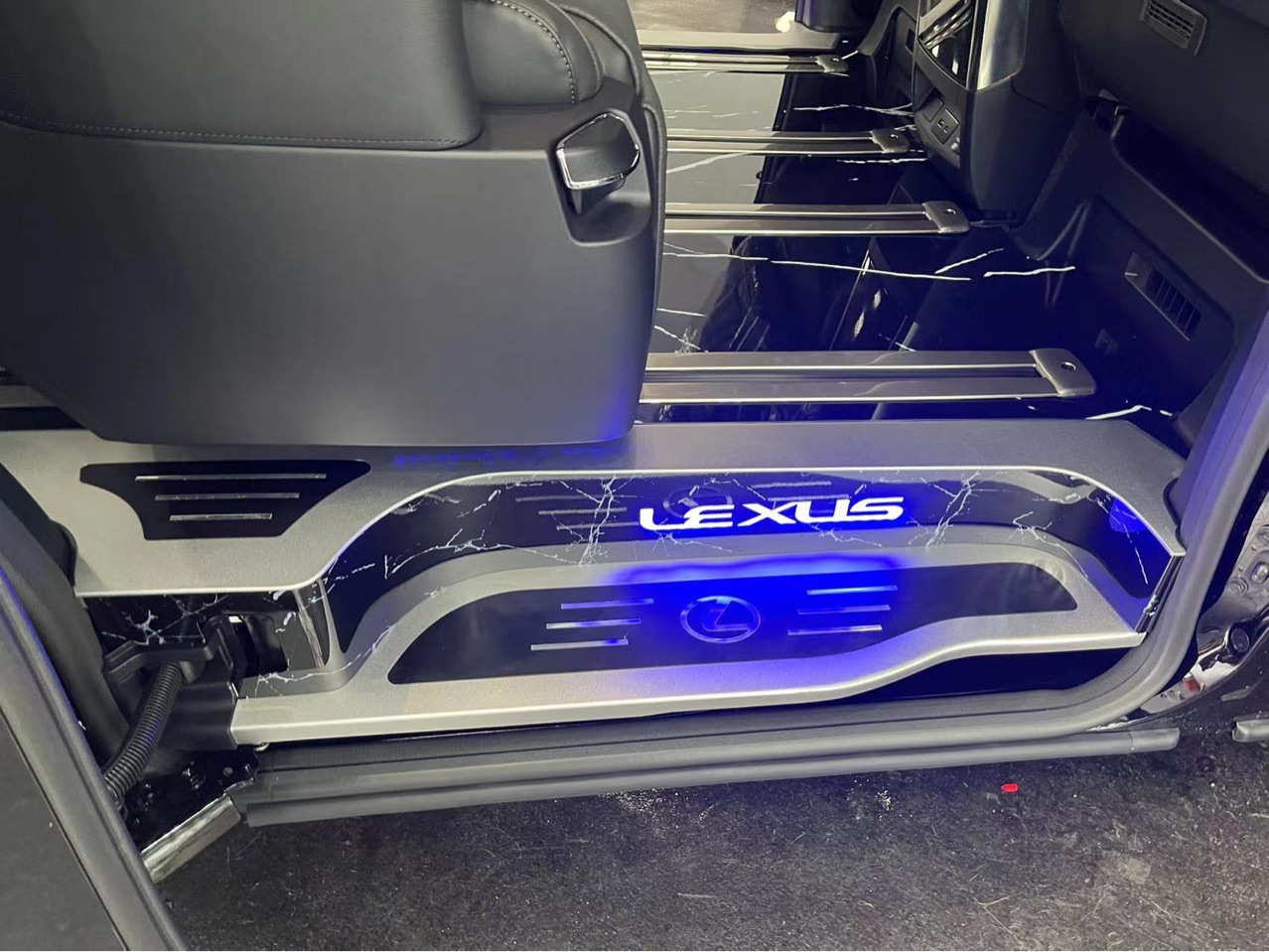 适用于丰田埃尔法门槛条迎宾脚踏板威尔法30系改装汽车专用品配件