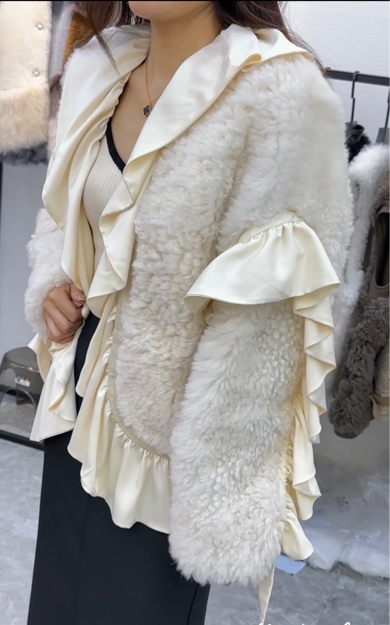 2023年秋冬新款大翻领荷叶边飘逸羊皮真皮毛一体皮草外套休闲显瘦