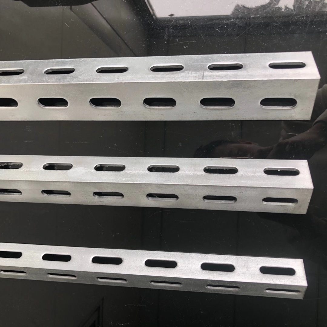 大量供应 万能冲孔角铁 可定做非标尺寸 花角钢 吊装风管用镀锌角