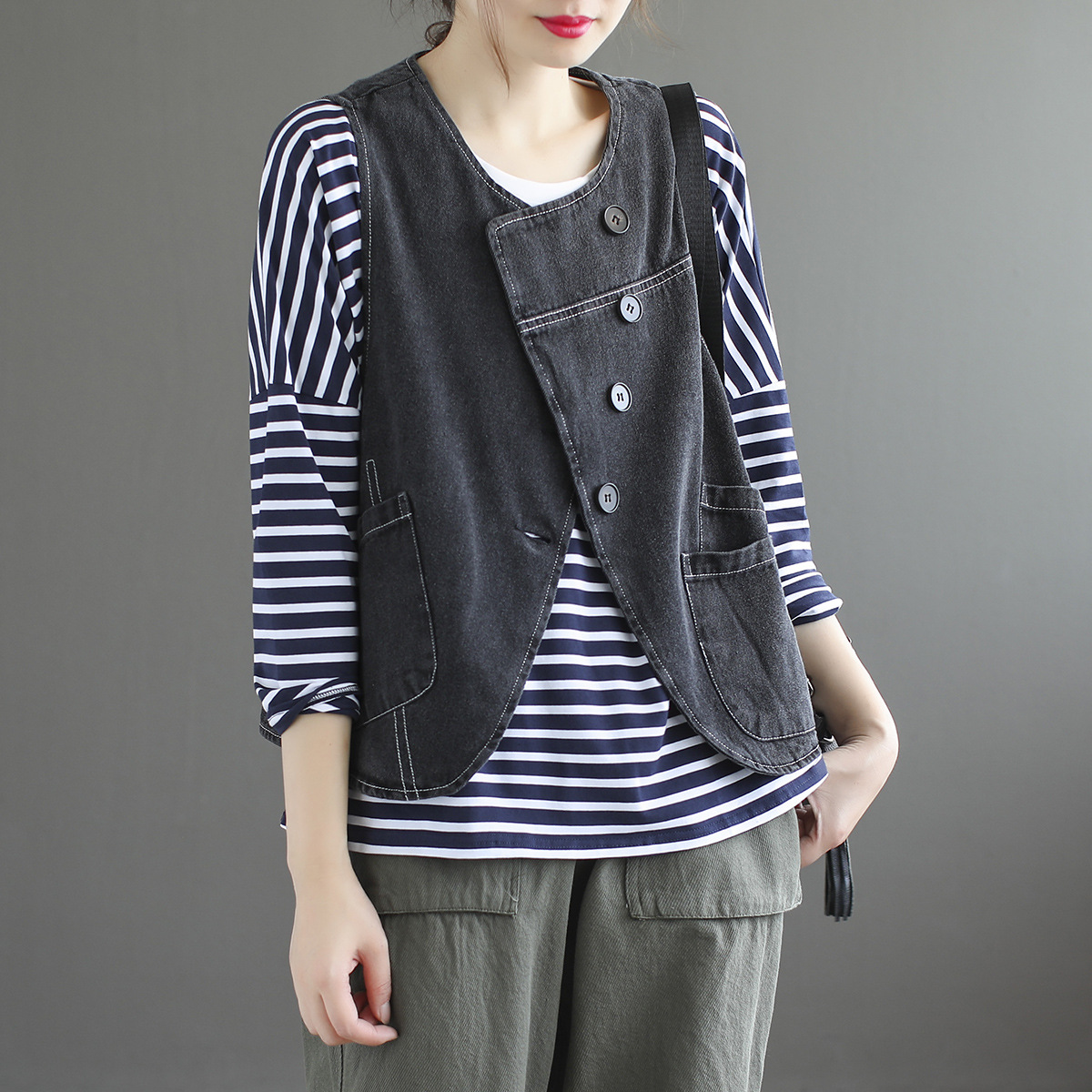 古咖服饰斜交叉系扣牛仔马甲女士初秋新款休闲文艺叠口袋短款背心