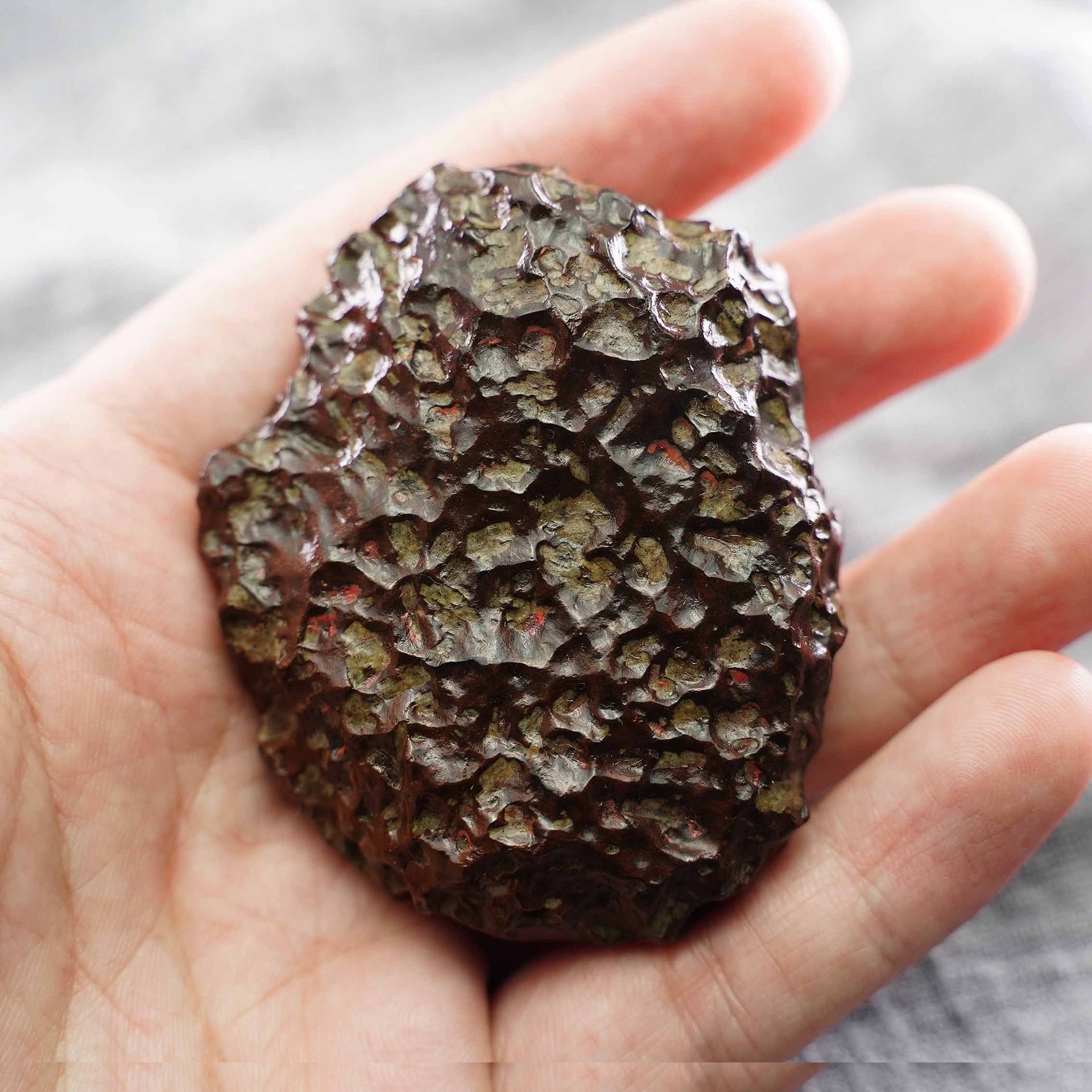 新疆天然甘沟龙鳞陨石原石宇宙雕刻石陨石手把件强磁摆件保真收藏