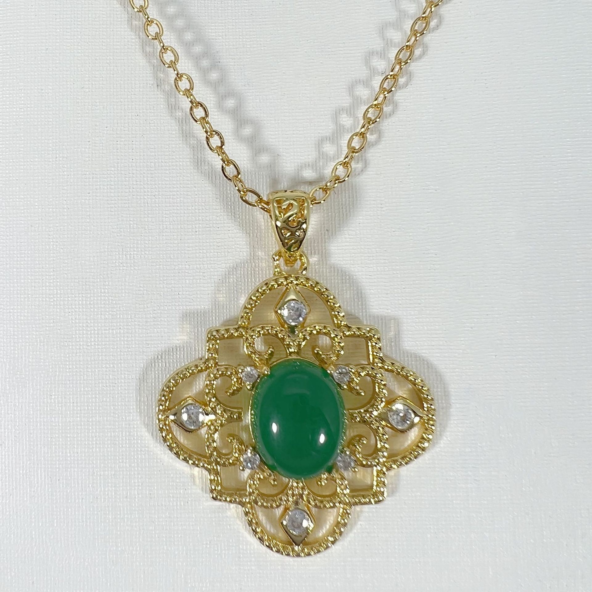 时尚四叶草镶嵌绿玉吊坠锁骨链 气质镂空花朵仿真和田玉吊坠项链